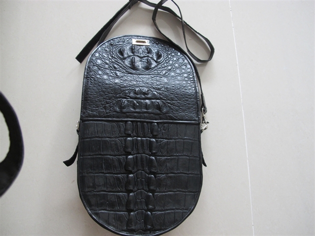 Ví nữ màu đen dây đeo bầu tròn cá sấu